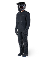 Motociclista che indossa la giacca Alpinestars St-7 Prime GORE-TEX in nero, completo coordinato da adventure touring con pantaloni neri abbinati, casco nero con maschera e guanti, caratterizzato da un design essenziale e funzionale per prestazioni in ogni condizione atmosferica.