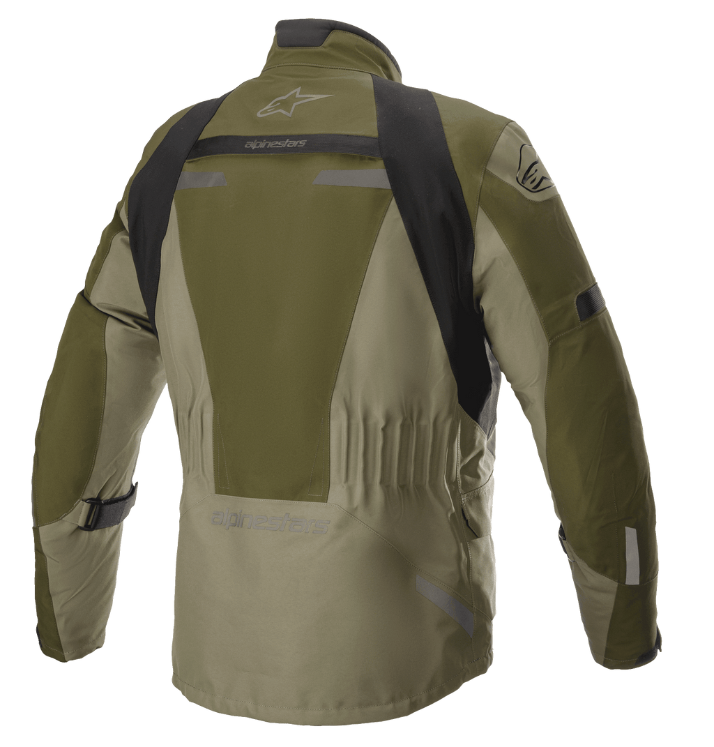 Giacca Alpinestars Altamira GORE-TEX, Forest Military Green, vista posteriore di giacca tecnica da moto touring con pannelli neri sulle spalle, vita elasticizzata e logo Alpinestars, con inserti riflettenti e robusta struttura in tessuto.