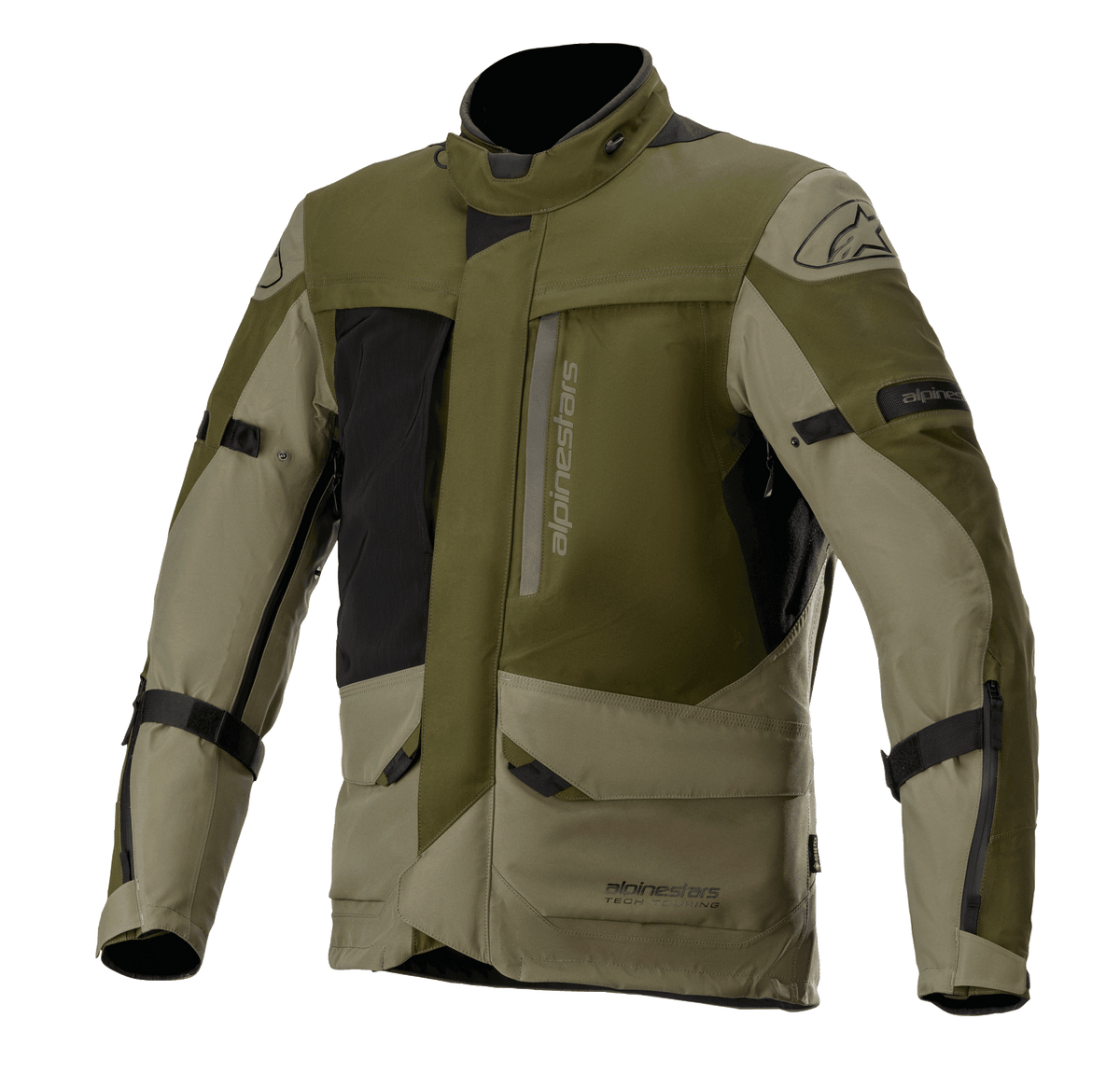 Giacca Alpinestars Altamira GORE-TEX, giacca da moto touring, verde militare Forest e oliva con accenti neri, tasche frontali multiuso multiple e cerniere, cinghie di regolazione sulle braccia, colletto alto, costruzione tecnica impermeabile per adventure riding