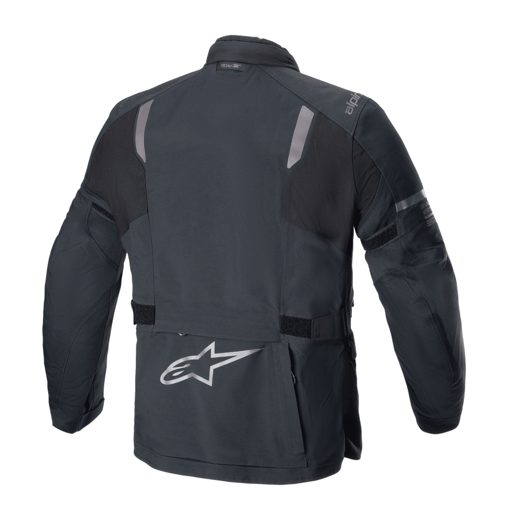 Giacca Alpinestars ST-7 2L GORE-TEX, vista posteriore, nero e grigio scuro, con pannelli riflettenti sulle spalle, logo Alpinestars a stella argento sulla parte bassa della schiena e cinghie regolabili in vita, abbigliamento moto adventure touring