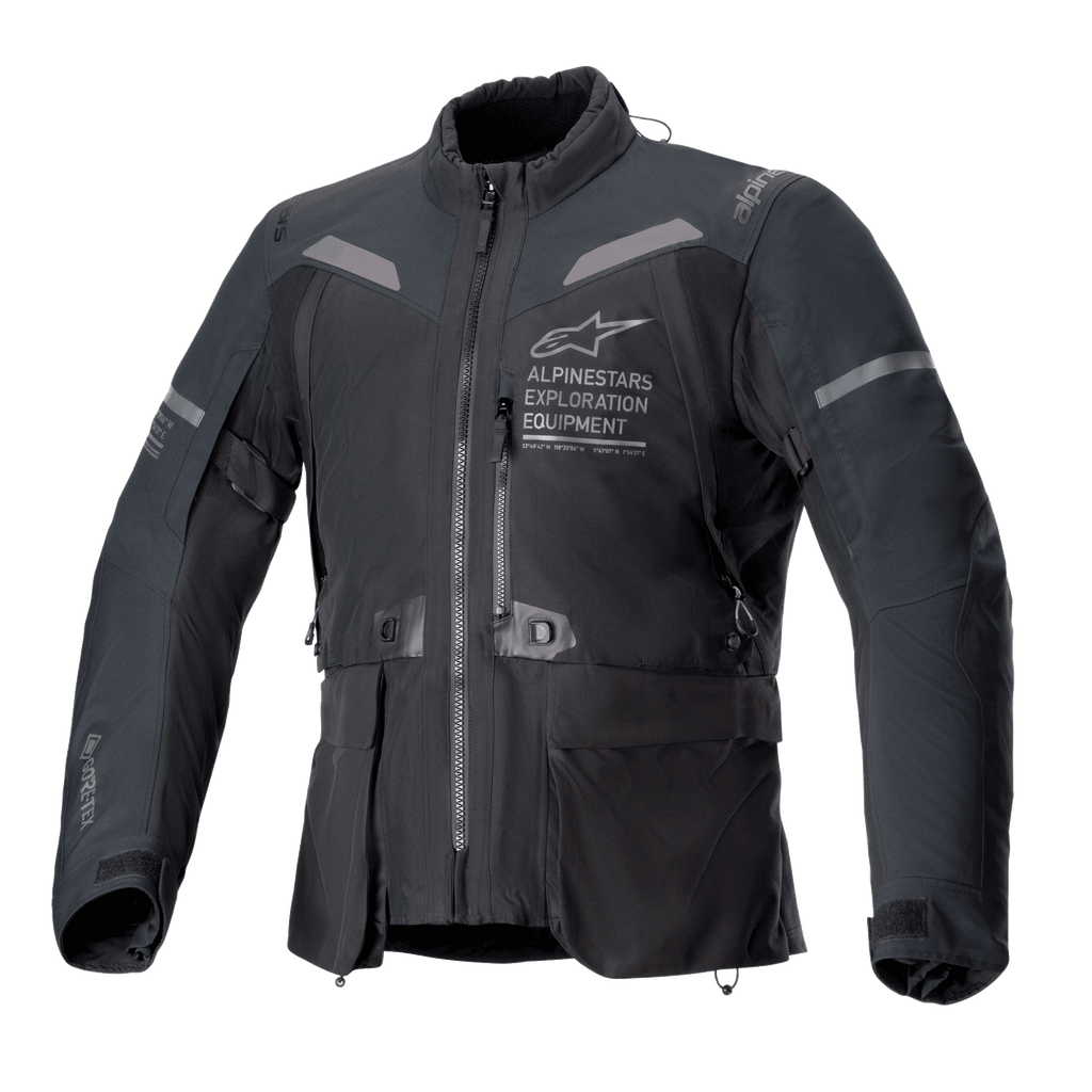 Alpinestars ST-7 2L GORE-TEX Jacket, giacca da moto nero e grigio scuro, vista frontale con ampie tasche cargo, accenti riflettenti sulle spalle e logo Alpinestars Exploration Equipment sul petto, abbigliamento impermeabile da adventure touring