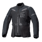 Alpinestars ST-7 2L GORE-TEX Jacket, giacca da moto nero e grigio scuro, vista frontale con ampie tasche cargo, accenti riflettenti sulle spalle e logo Alpinestars Exploration Equipment sul petto, abbigliamento impermeabile da adventure touring
