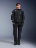 Pantaloni Alpinestars ST-7 2L GORE-TEX, pantaloni da moto touring neri, impermeabili e traspiranti, vista a figura intera indossati con giacca coordinata, costruzione tecnica premium per il turismo d'avventura