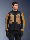 Giacca Alpinestars ST-7 2L GORE-TEX, giacca da moto adventure touring, marrone Gobi e nero con accenti arancioni, indossata da un modello, con marchio Exploration Equipment e tecnologia GORE-TEX, abbigliamento da moto impermeabile e resistente