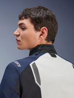 Giacca Alpinestars ST-7 2L GORE-TEX, vista ravvicinata di profilo della zona posteriore e del collo, grigio ghiaccio, blu scuro e nero, con colletto regolabile tramite cordino elastico e marchio Tech-Air, giacca da moto premium per adventure touring.