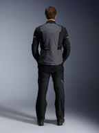 Giacca Alpinestars ST-7 2L GORE-TEX, Deep Gray Black e Dark Khaki, vista posteriore su un modello, giacca da moto adventure touring con pannello posteriore grigio e maniche articolate nere, indossata con pantaloni neri coordinati.