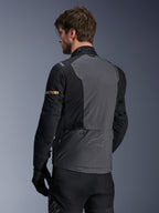 Alpinestars Giacca ST-7 2L GORE-TEX, giacca da moto, grigio scuro, nero e cachi scuro, vista posteriore che mostra l'ampio pannello posteriore grigio con marchio discreto, maniche nere con accenti cachi dorati, design in tessuto impermeabile per l'avventura