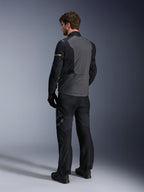 Giacca Alpinestars ST-7 2L GORE-TEX, Deep Gray e nero con accenti Dark Khaki, vista posteriore di un pilota che indossa la giacca e i pantaloni da moto coordinati, abbigliamento adventure touring con costruzione laminata impermeabile
