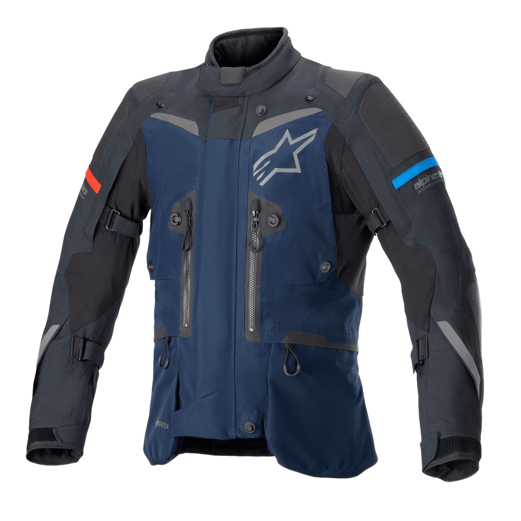 Giacca Alpinestars Boulder GORE-TEX, giacca adventure touring blu scuro e nera, costruzione in tessuto impermeabile, logo stella bianco sul petto, accenti rossi e azzurri sulle maniche, cerniere di ventilazione multiple e cinghie di regolazione, equipaggiamento tecnico resistente per la guida in ogni condizione climatica