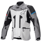 Alpinestars Boulder GORE-TEX Jacket, giacca da moto adventure touring, grigio scuro e grigio ghiaccio, con molteplici cerniere di ventilazione, pannelli rinforzati su spalle e gomiti con accenti blu e rossi, grande logo Alpinestars sul petto, abbigliamento tecnico impermeabile ad alte prestazioni