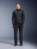 Giacca Alpinestars Stella ST-7 2L GORE-TEX, giacca da moto touring da donna, nero e grigio scuro, indossata con pantaloni e guanti coordinati, dotata di guscio laminato impermeabile, inserti riflettenti e design ergonomico adventure