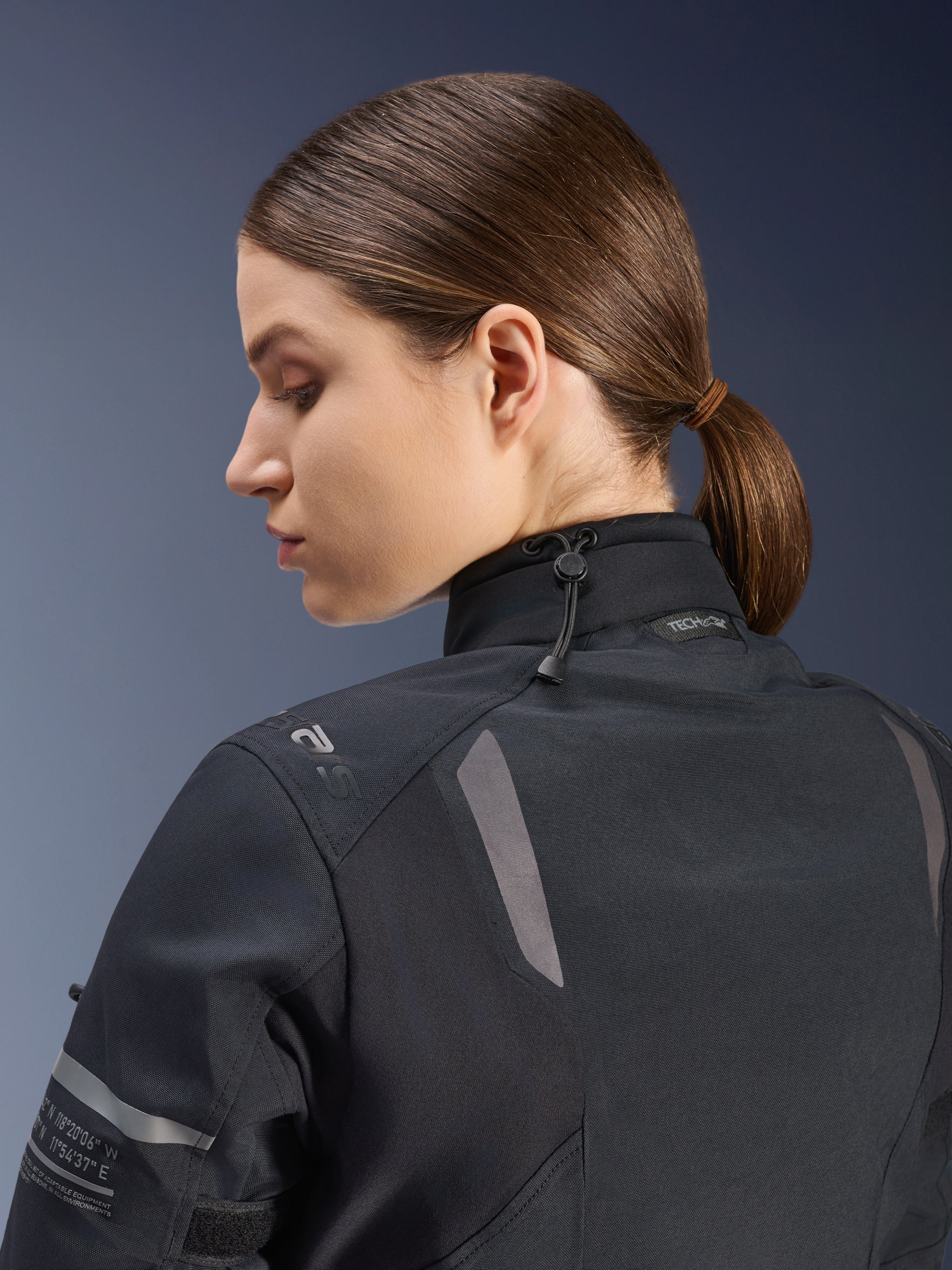 Giacca da moto Alpinestars Stella ST-7 2L GORE-TEX da donna, nera, vista laterale-posteriore che mostra la chiusura del collo regolabile con cordino elastico, dettagli riflettenti sulle spalle e marchio Tech-Air Ready, design funzionale per adventure touring