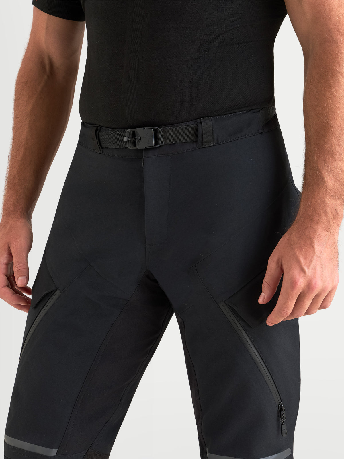 Alpinestars St-7 V2 2L Gore-Tex Pantaloni Short, pantaloni da moto adventure da uomo, colore nero, vista ravvicinata della vita e della cintura integrata indossati da un modello