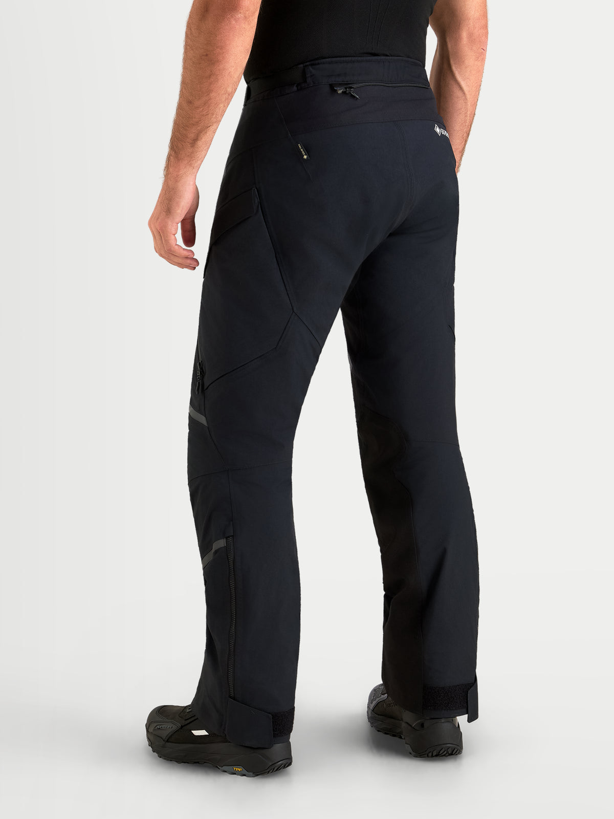 Alpinestars St-7 V2 2L Gore-Tex Pantaloni Short, pantaloni da moto adventure da uomo, colore nero, vista posteriore con costruzione in tessuto impermeabile e fit corto