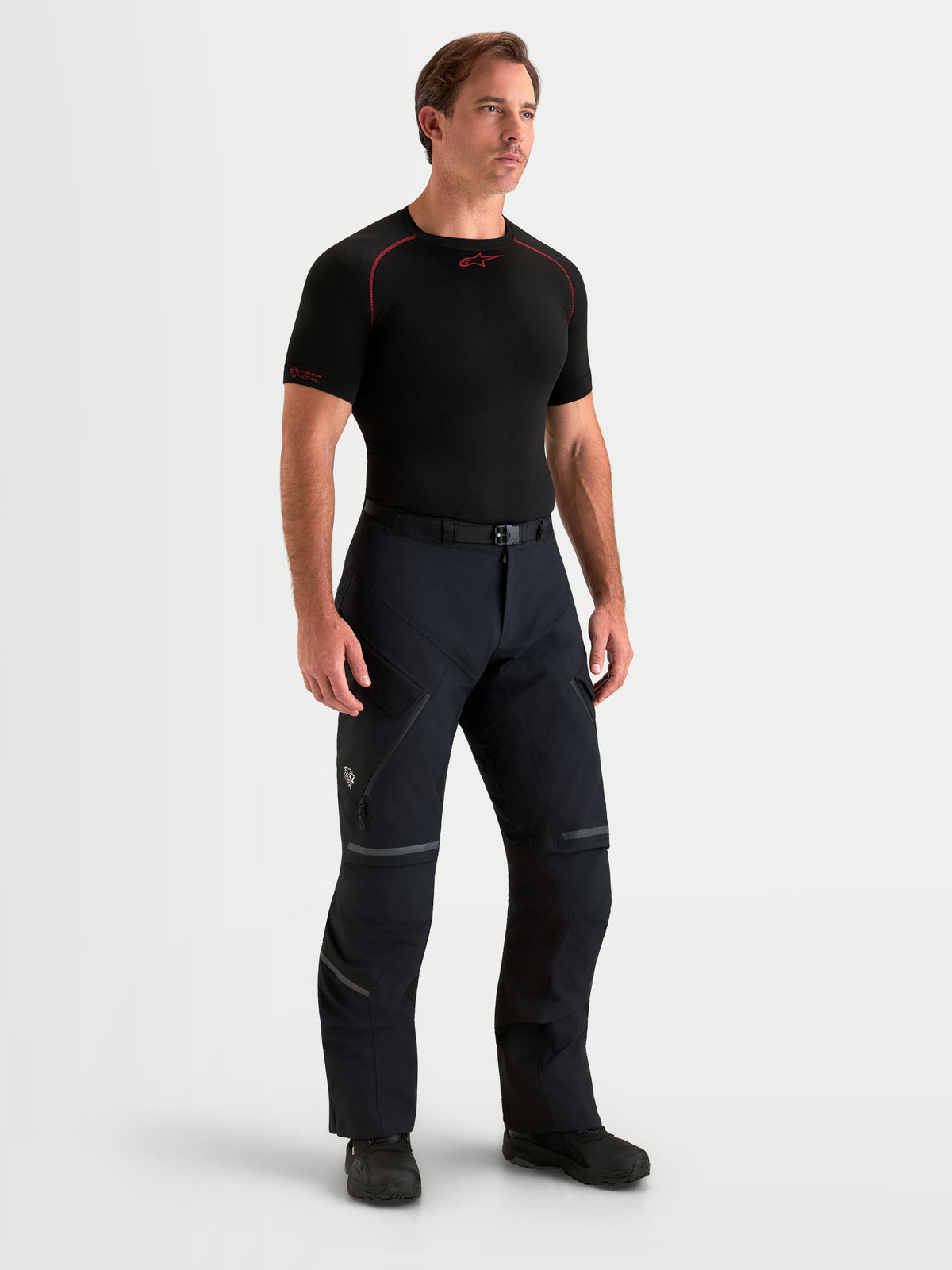 Alpinestars St 7 V 2 2 L Gore Tex Pantaloni Short, pantaloni moto adventure da uomo, nero, vista frontale su un modello che indossa abbigliamento tecnico con membrana Gore-Tex impermeabile