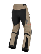 Pantaloni Alpinestars Nazca 3L GORE-TEX PRO, pantaloni da moto Adventure, color noce e nero, vista posteriore con inserto nero sulla seduta e gambe color noce, logo a stella rosso laterale, regolazioni polpaccio nere e dettagli riflettenti argento