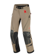 Alpinestars Nazca 3L GORE-TEX PRO Pants, pantaloni adventure da moto, colore Walnut e nero, con patch rossa del logo All Terra, marchio GORE-TEX PRO, rinforzi neri in Superfabric su ginocchia e stinchi, ventilazione sulle cosce con cerniera e cintura integrata con fibbia magnetica.