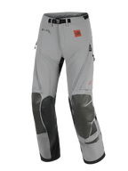 Pantaloni Alpinestars Nazca 3L GORE-TEX PRO, pantaloni da moto adventure, grigio scuro e nero, con pannelli rinforzati sulle ginocchia, branding GORE-TEX PRO e logo All Terra, design tecnico per off-road e touring