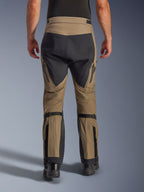 Pantaloni Alpinestars Nazca 3L GORE-TEX PRO, noce e nero, vista posteriore che mostra i regolatori di volume del polpaccio e i pannelli rinforzati, pantaloni tecnici da moto adventure per ogni condizione atmosferica