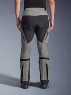 Alpinestars Nazca 3L GORE-TEX PRO Pants, pantaloni da moto adventure, grigio scuro e nero, vista posteriore, con prese d'aria con zip sulle cosce, regolatori di volume sul polpaccio e pannelli della seduta rinforzati, progettati per la guida all-terrain estrema