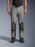 Alpinestars Nazca 3L GORE-TEX PRO Pants, pantaloni tecnici da moto adventure, grigi con rinforzi neri su ginocchia e stinchi, vista frontale, con logo GORE-TEX, prese d'aria con zip sulle cosce e cintura regolabile in vita