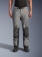 Alpinestars Nazca 3L GORE-TEX PRO Pants, pantaloni tecnici da moto adventure, grigi con rinforzi neri su ginocchia e stinchi, vista frontale, con logo GORE-TEX, prese d'aria con zip sulle cosce e cintura regolabile in vita
