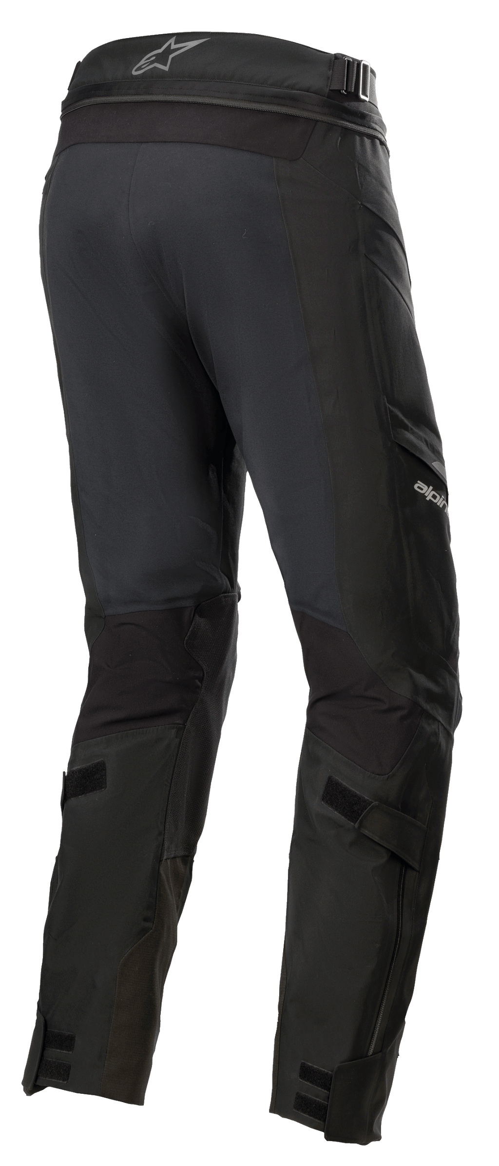 Pantaloni Alpinestars Road Tech GORE-TEX Corti, nero, vista posteriore a 3/4 con cerniera di collegamento in vita, cinturini regolabili sui polpacci e rinforzi in nylon balistico, abbigliamento da touring avventuroso impermeabile
