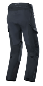 Pantaloni Alpinestars Boulder 3L GORE-TEX, pantaloni da moto adventure, nero, vista posteriore con seduta rinforzata e pannelli sull'interno gamba, tasche cargo impermeabili, logo GORE-TEX sulla parte inferiore della gamba e costruzione laminata resistente.