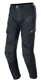 Alpinestars Boulder 3L GORE-TEX Pants, pantaloni moto adventure neri, design in tessuto tecnico con chiusura in vita con fibbia magnetica, pannelli rinforzati sulle ginocchia con inserti testurizzati, tasche multiple con zip e cargo, vestibilità ergonomica pre-curvata