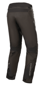 Pantaloni Alpinestars Road Pro GORE-TEX, pantaloni da moto neri, vista posteriore che mostra la vestibilità touring affusolata, costruzione in tessuto tecnico, marchio Alpinestars sulla parte inferiore della gamba, pannelli elasticizzati a fisarmonica e cinghie regolabili per adventure touring.