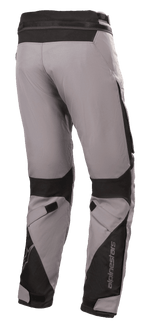 Pantaloni Alpinestars Road Pro GORE-TEX, pantaloni da moto touring, grigio scuro e nero, vista posteriore con costruzione in tessuto tecnico, rinforzi in nylon balistico nero, cinghie regolabili su ginocchia e caviglie e logo Alpinestars.