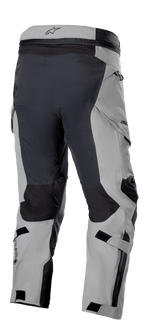 Pantaloni Alpinestars Boulder 3L GORE-TEX, versione corta, grigio scuro e nero, vista posteriore che evidenzia i pannelli rinforzati, logo GORE-TEX, cinghie di regolazione e design ergonomico di derivazione motocross