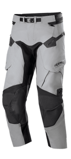 Alpinestars Boulder 3L GORE-TEX Pants - Short Length, pantaloni da moto adventure touring, grigio scuro e nero, con pannelli rinforzati sulle ginocchia, cintura regolabile in vita con fibbia, cerniere impermeabili e tasche ergonomiche, costruzione robusta per condizioni meteorologiche estreme