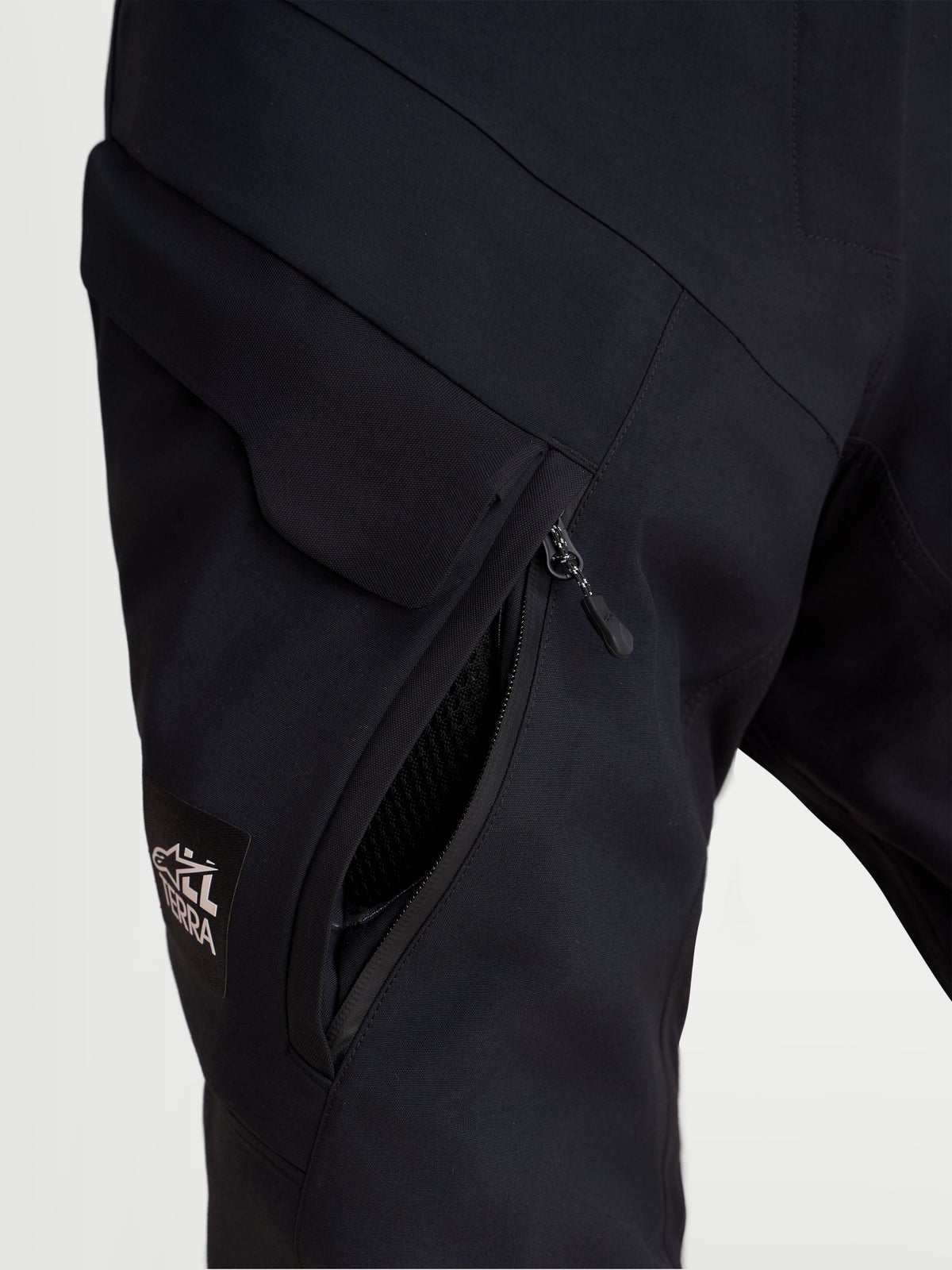 Alpinestars Stella St 7 V 2 2 L Gore Tex Pantaloni, pantaloni da moto adventure da donna, colore nero, vista ravvicinata che mostra una tasca cargo impermeabile e una presa d'aria sulla coscia