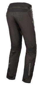 Pantaloni Alpinestars Stella Road Pro GORE-TEX da donna, nero, vista posteriore a tre quarti, pantaloni da moto in tessuto tecnico con logo Alpinestars riflettente sulla parte inferiore della gamba, vestibilità rastremata, regolatori in velcro e cerniera di connessione in vita per adventure touring.