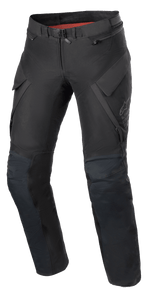 Pantaloni da donna Alpinestars Stella ST-7 2L GORE-TEX, pantaloni da moto adventure touring, nero e grigio scuro, vista frontale con tasche cargo, fibbia magnetica in vita, ginocchia articolate con posizionamento delle protezioni e logo Alpinestars sulla coscia.
