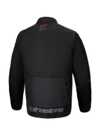 Alpinestars Pro-Dura Jacket, vista posteriore, giacca da enduro in tessuto nero, ampia tasca cargo posteriore, logo a stella rosso sul collo, marchio Alpinestars grigio sull'orlo inferiore, design robusto da fuoristrada