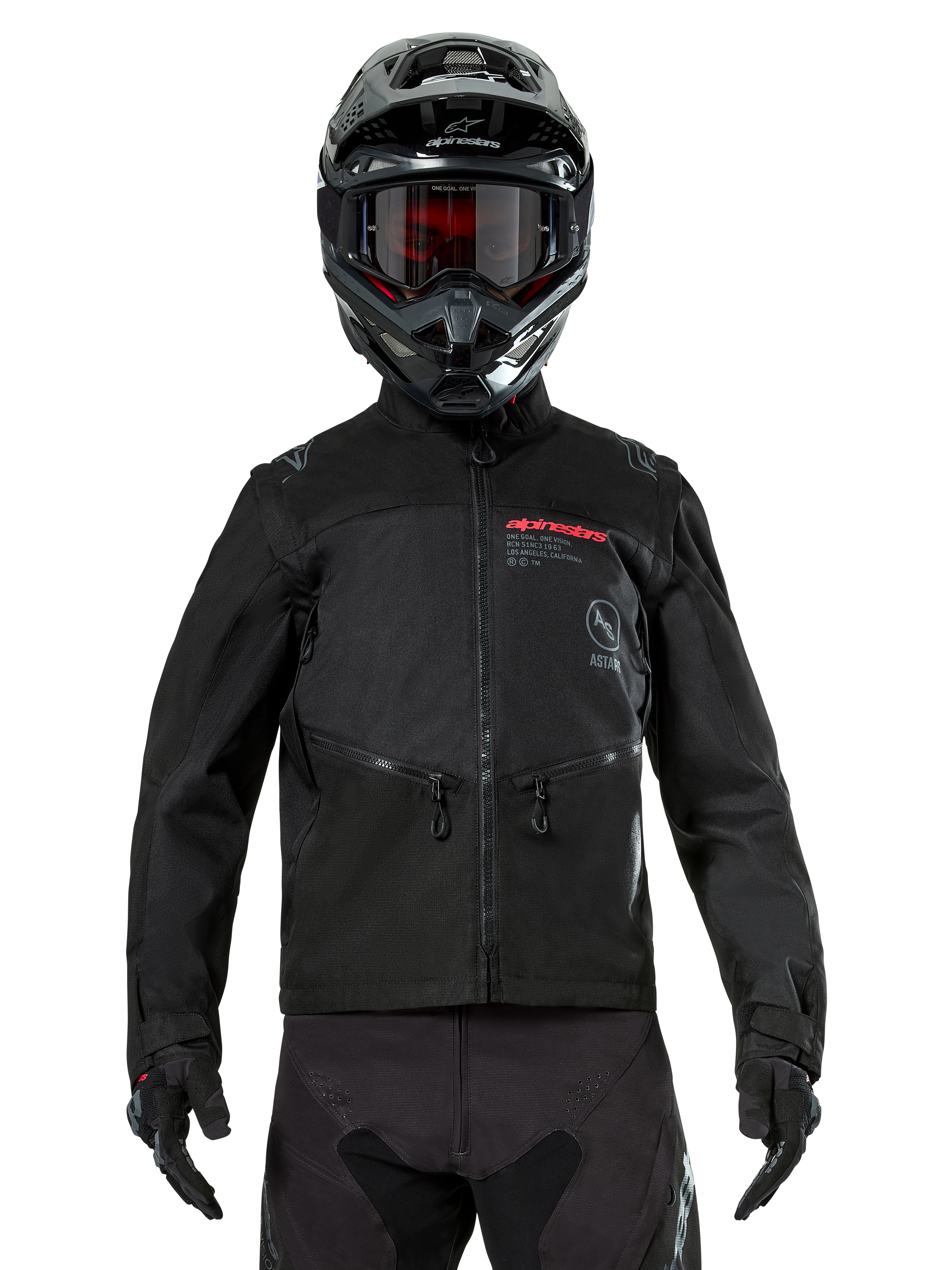 Alpinestars Pro-Dura Jacket, giacca da moto off-road nera, vista frontale indossata da un pilota con casco e occhiali neri abbinati, logo Alpinestars rosso, tasche pettorali con zip e costruzione in tessuto resistente per l'enduro
