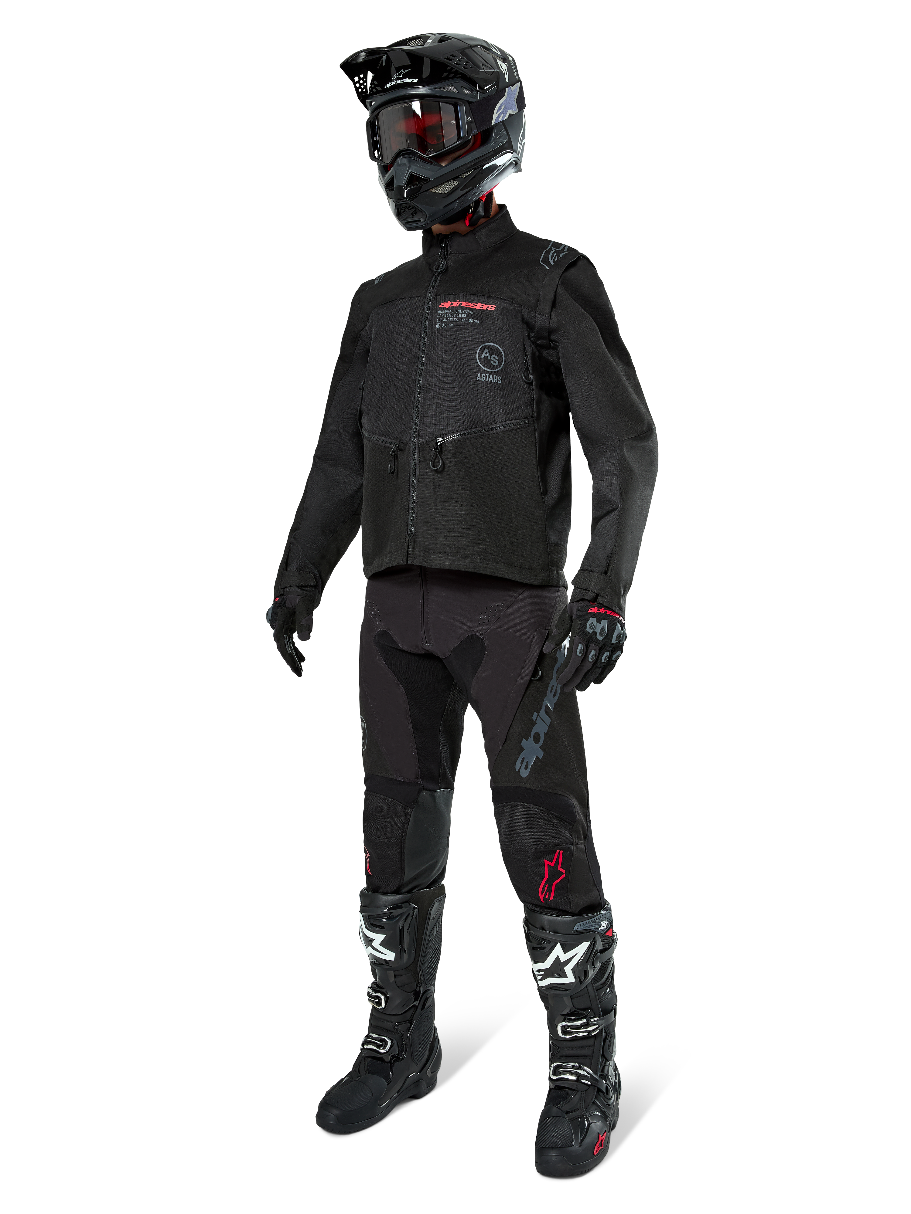 Pilota di motocross con abbigliamento completo da gara, Giacca Alpinestars Pro-Dura in nero, pantaloni neri con marchio grigio e accenti rossi, casco nero con maschera e stivali da motocross neri e bianchi, completo coordinato per enduro e guida fuoristrada