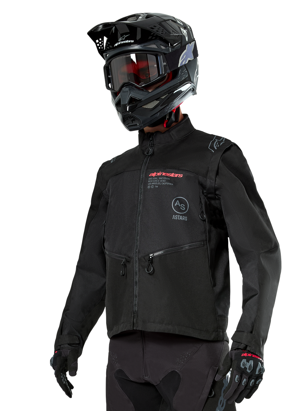 Alpinestars Pro-Dura Jacket, giacca da moto off-road, nera con loghi rossi e grigi, tasche anteriori con zip e colletto alto, indossata con casco da motocross e guanti neri per gare di enduro