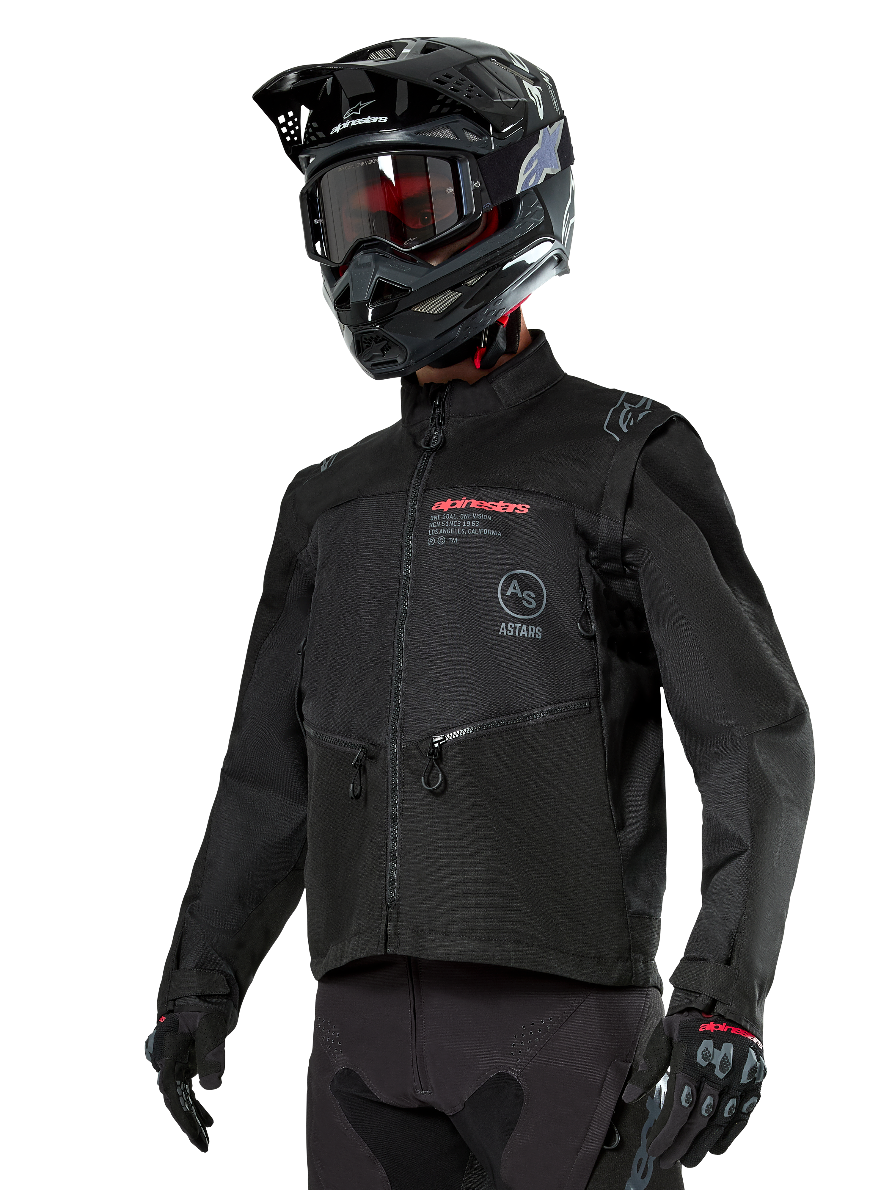 Alpinestars Pro-Dura Jacket, giacca da moto off-road, nera con loghi rossi e grigi, tasche anteriori con zip e colletto alto, indossata con casco da motocross e guanti neri per gare di enduro