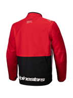 Giacca Alpinestars Pro-Dura, giacca da enduro off-road, nero rosso brillante bianco, vista posteriore, caratterizzata da parte superiore e maniche rosse con pannello inferiore nero, logo Alpinestars bianco sull'orlo inferiore e robusta costruzione in tessuto ripstop per la guida aggressiva sui sentieri.