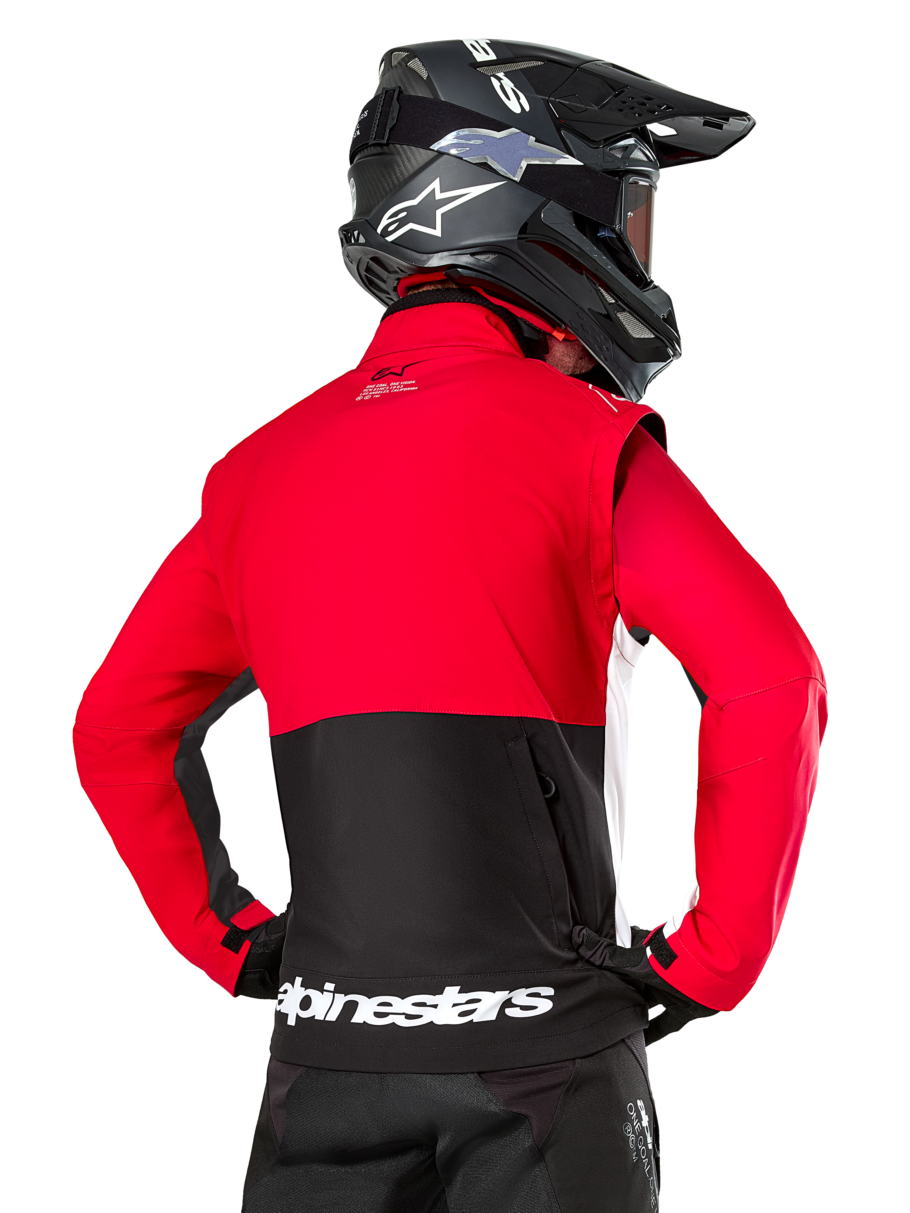 Giacca Alpinestars Pro-Dura, giacca da enduro fuoristrada, rossa e nera con logo Alpinestars bianco sull'orlo posteriore, indossata da un pilota visto da dietro con un casco da motocross nero, design ispirato al rally per una guida aggressiva su sentieri