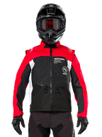 Giacca Alpinestars Pro-Dura, giacca da moto fuoristrada, nero, rosso acceso e bianco, indossata da un pilota con casco da motocross nero e maschera, caratterizzata da una resistente costruzione in ripstop e pannelli laterali bianchi, progettata per l'enduro e il trail riding