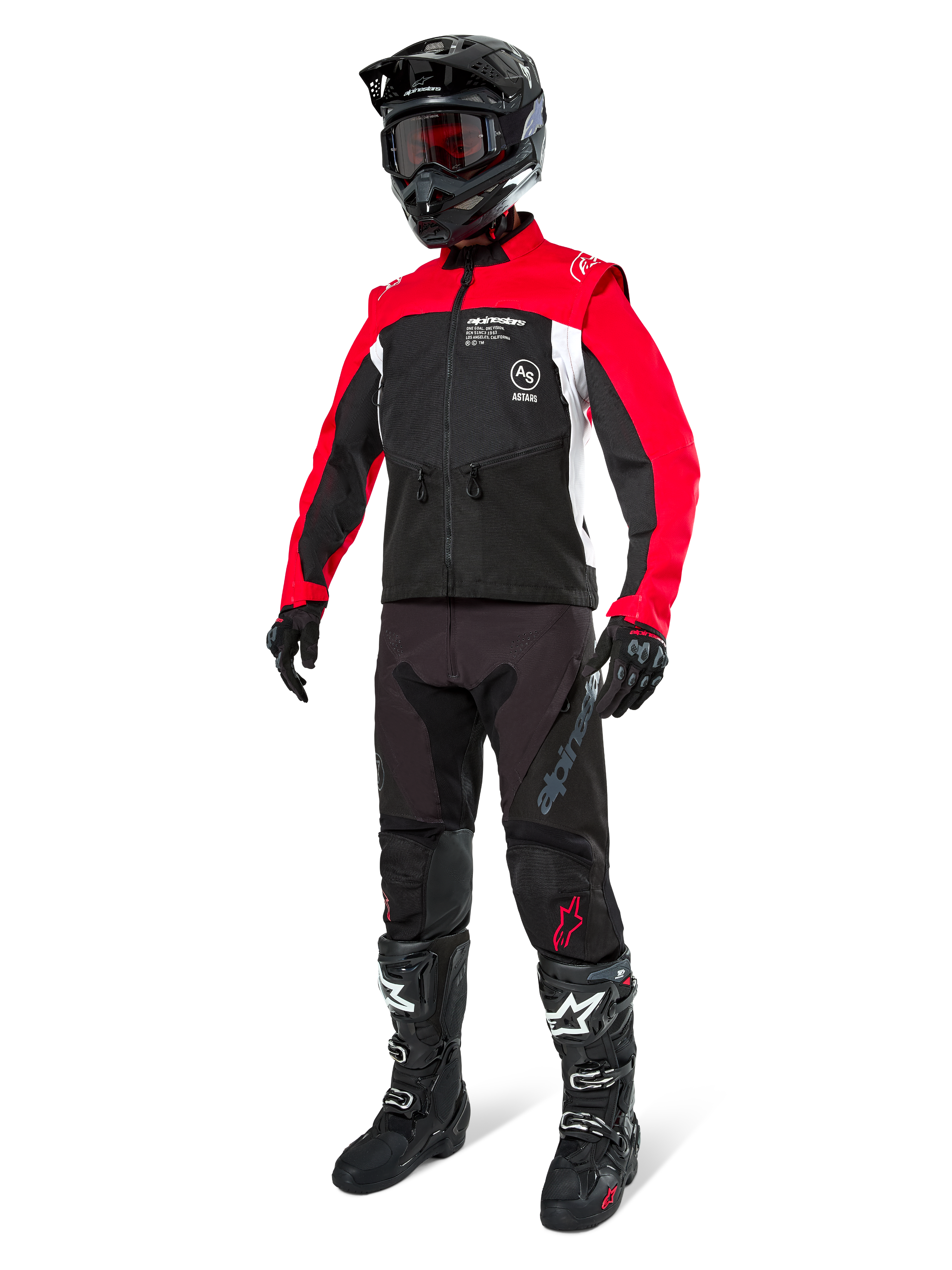 Giacca Alpinestars Pro-Dura, giacca da moto fuoristrada, nero, rosso acceso e bianco, indossata con abbigliamento completo da gara, inclusi casco nero con occhiali rossi, pantaloni neri e stivali bianchi e neri, completo in tessuto resistente per enduro e trail riding
