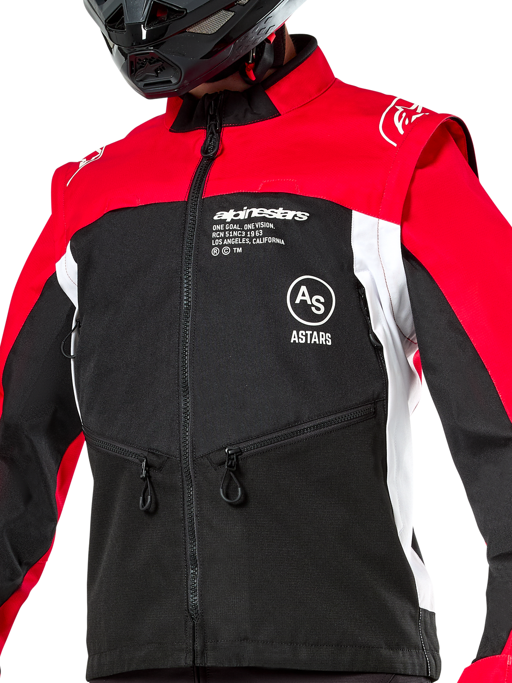 Giacca Alpinestars Pro-Dura, giacca da moto off-road, nero, rosso acceso e bianco, indossata con un casco nero, con tasche con zip e loghi evidenti sul petto, costruzione in tessuto resistente per enduro e trail riding