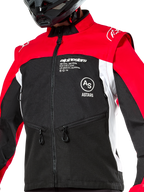 Giacca Alpinestars Pro-Dura, giacca da moto off-road, nero, rosso acceso e bianco, indossata con un casco nero, con tasche con zip e loghi evidenti sul petto, costruzione in tessuto resistente per enduro e trail riding