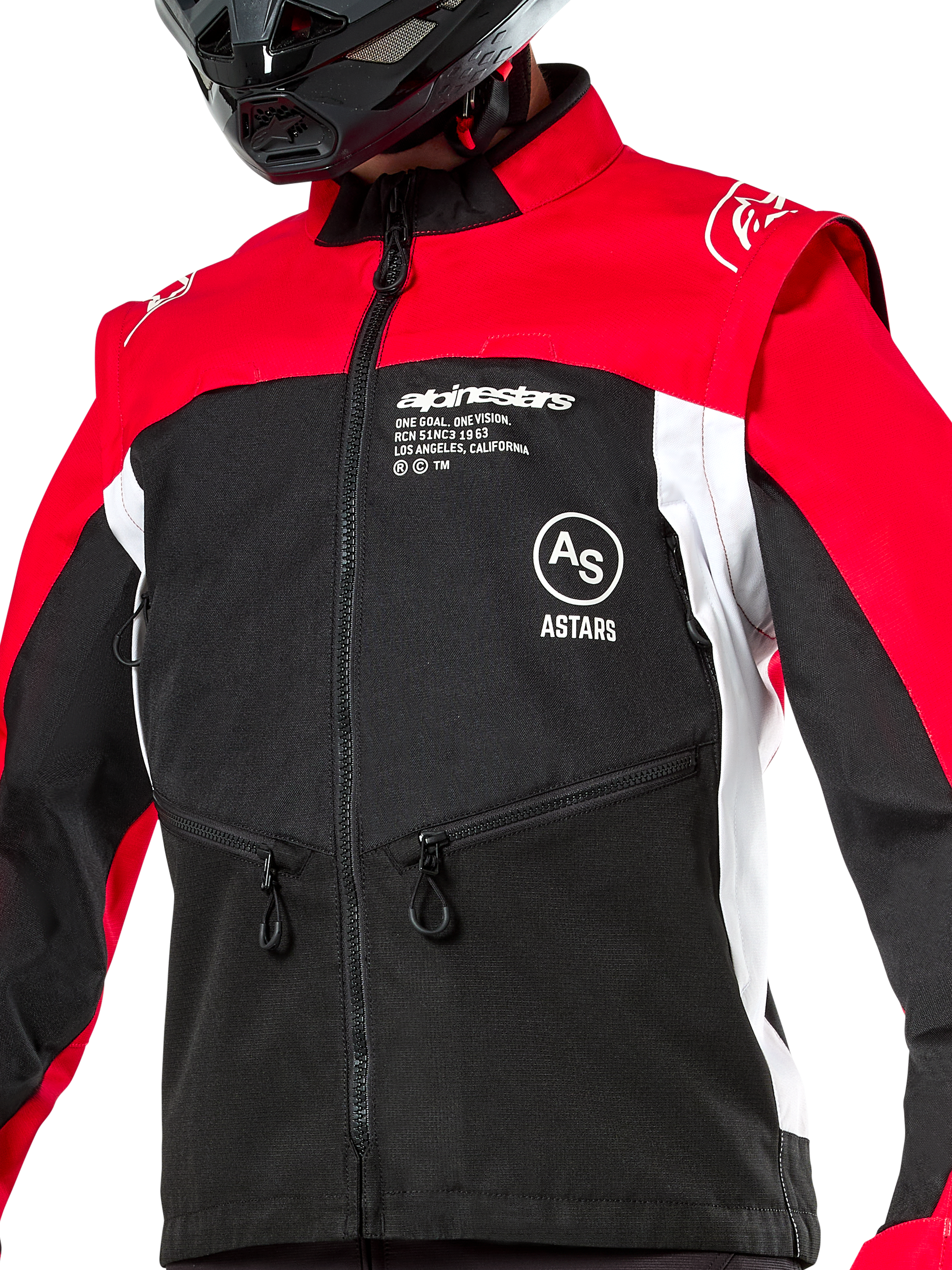Giacca Alpinestars Pro-Dura, giacca da moto off-road, nero, rosso acceso e bianco, indossata con un casco nero, con tasche con zip e loghi evidenti sul petto, costruzione in tessuto resistente per enduro e trail riding