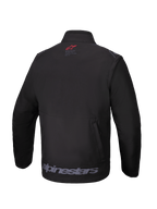 Giacca Softshell Alpinestars Lite-Dura, nero, vista posteriore, con un piccolo logo rosso sul collo, grande scritta Alpinestars grigia sull'orlo inferiore e tasca posteriore verticale con zip, abbigliamento tecnico off-road per enduro e motocross.
