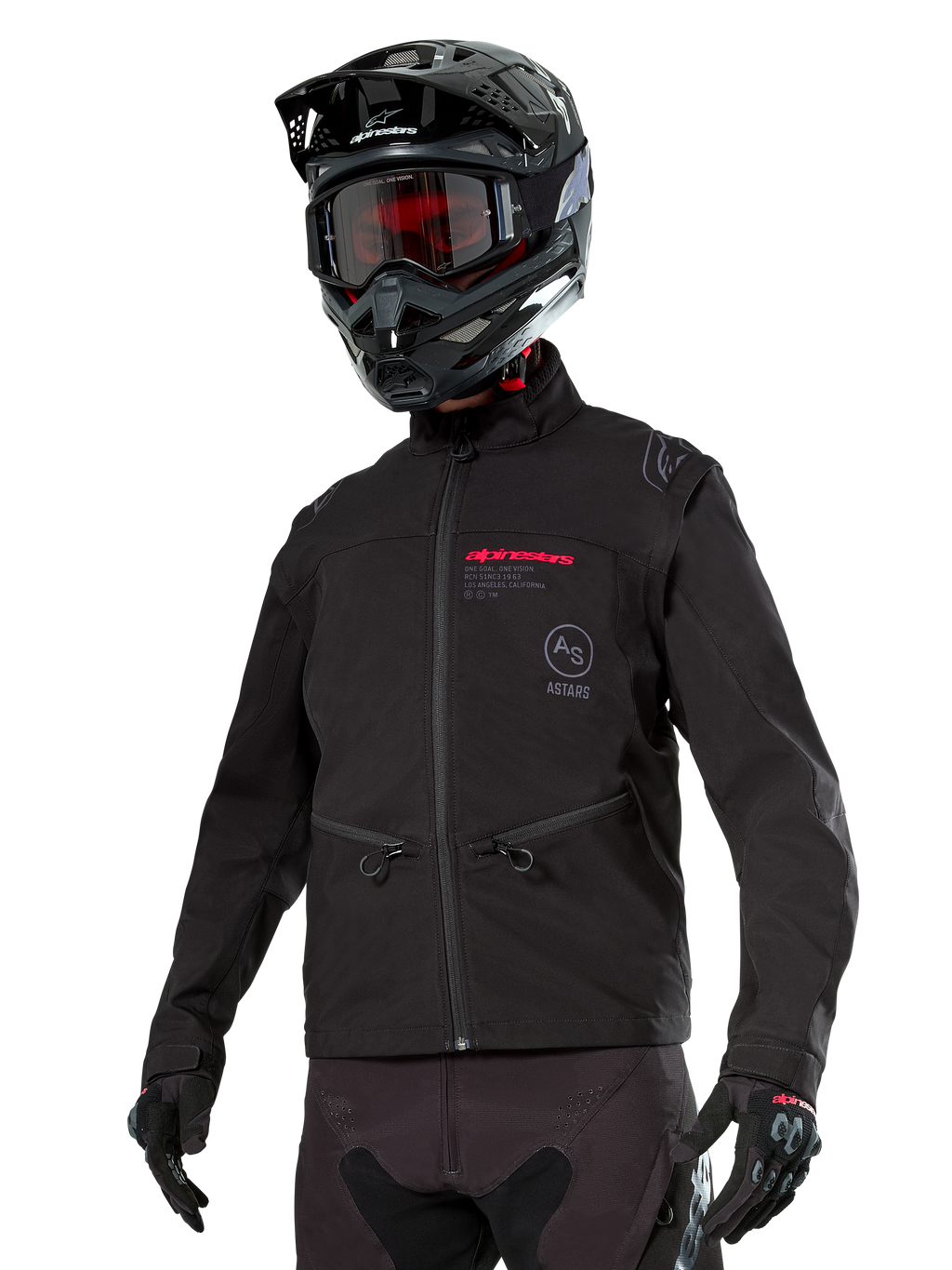 Alpinestars Lite-Dura Softshell Jacket, giacca da moto off-road nera con logo rosso e logo AS, indossata con casco da motocross nero, maschera rossa e guanti neri, dotata di tasche con zip e polsini regolabili, ideale per l'enduro